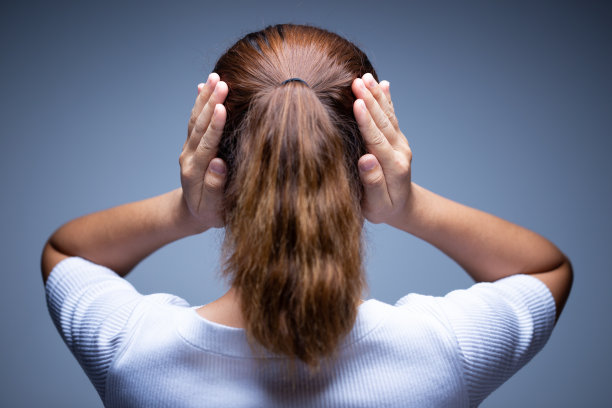 女人捂住耳朵图片下载