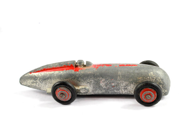老式玩具赛车在白色的背景图片下载