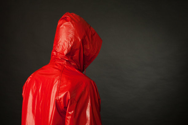 穿着红色雨衣的罪犯图片下载