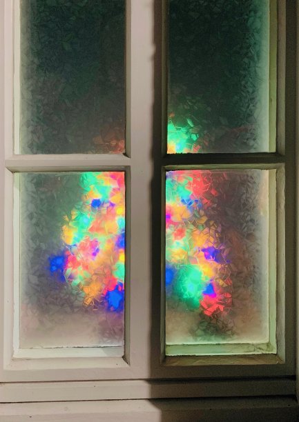 夜晚明亮的窗户图片下载