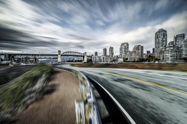 运动模糊道路通往温哥华市中心图片下载