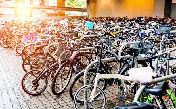 停车场上的一组自行车图片下载