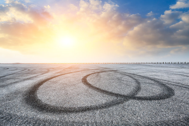 沥青路面和日落时的壮观天空图片下载