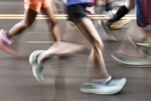 城市街道上马拉松运动员的模糊动作图片下载