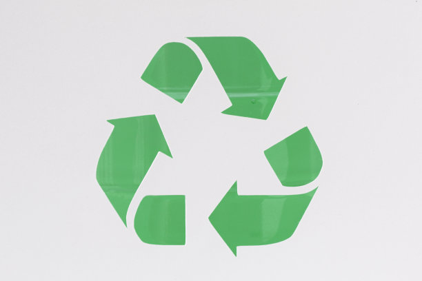 白色背景上绿色塑料制成的回收标志图片下载