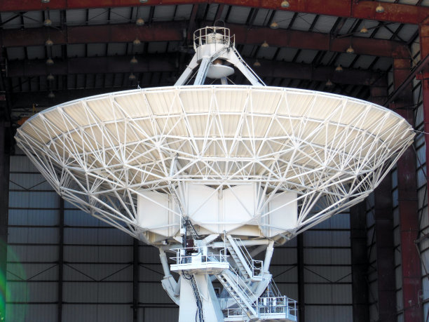 修理中的射电望远镜图片下载