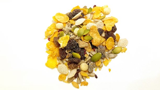 孤立无麸质什锦麦片与干果特写在白色背景图片下载