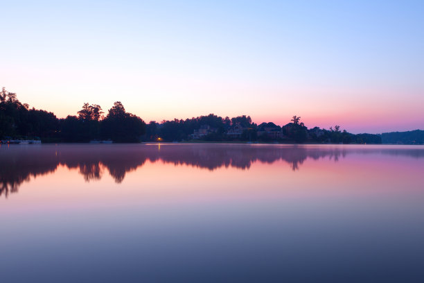 湖上雾蒙蒙的早晨图片下载
