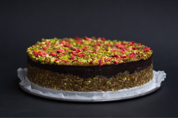 生素食开心果和巧克力蛋糕图片下载