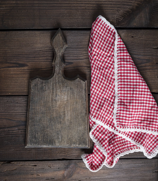 带有把手和红毛巾的旧厨房砧板图片下载
