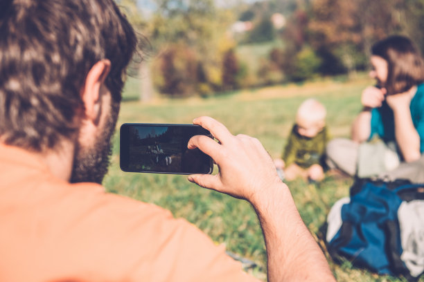 欧洲阿尔卑斯山脚下秋日的大自然中，千禧一代带着孩子图片下载