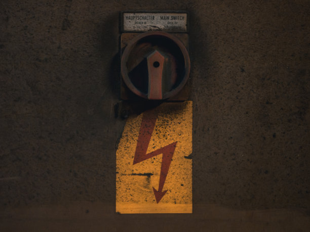 黄色接地带红色闪光的工业开关图片下载