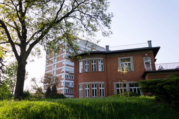 1927年为J. A. Bata建造的别墅，背景是集体住宅，捷克共和国摩拉维亚Zlin图片下载