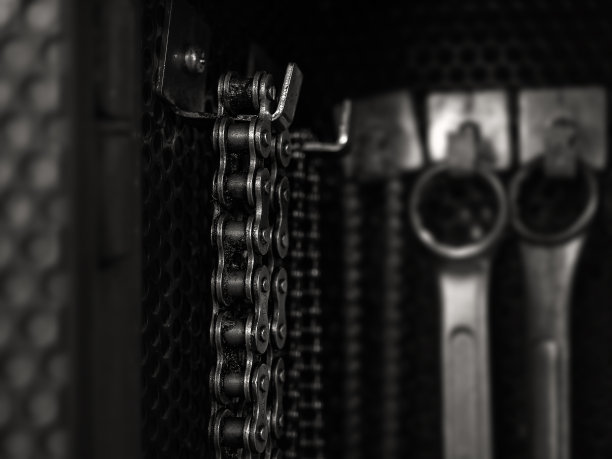 又旧又脏的链条挂在工具板上图片下载