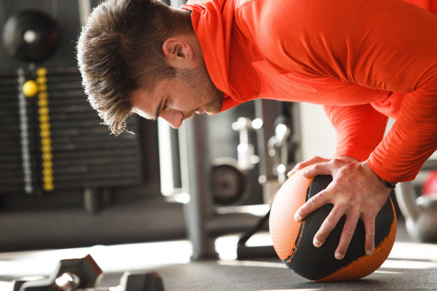 运动员用实心球做俯卧撑图片下载