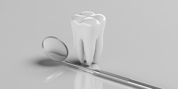 牙医镜和牙齿模型的灰色背景，复制空间。三维演示图片下载