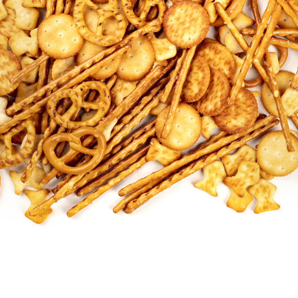咸饼干，棒子，椒盐卷饼，金鱼，从上面拍摄的白色背景与复制空间。聚会零食和发短信的地方混在一起图片下载
