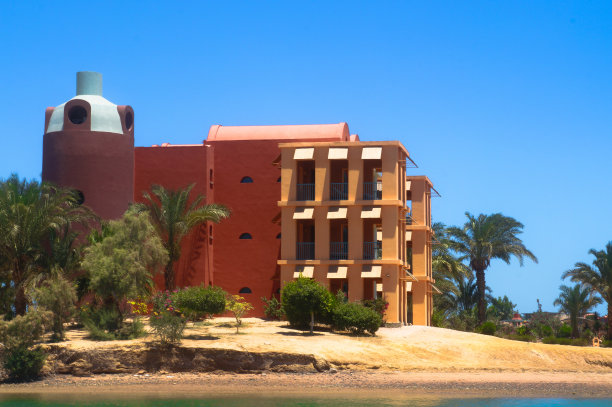 美丽的海岸线和红海上的房子和酒店。埃及的旅游区。赫尔格达及其传统。设计素材照片图片下载