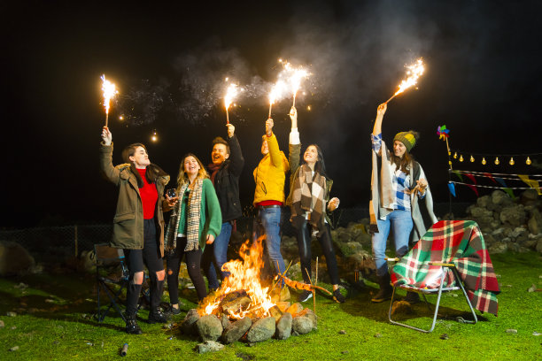 快乐的朋友们在秋天的篝火旁玩耍图片下载