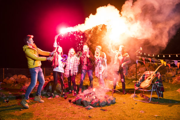 快乐的朋友们在秋天的篝火旁玩耍图片下载