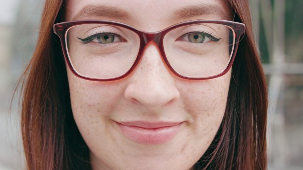 镇上的幸福微笑的黑发女人图片下载