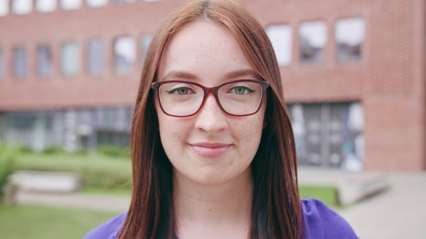 镇上的幸福微笑的黑发女人图片下载