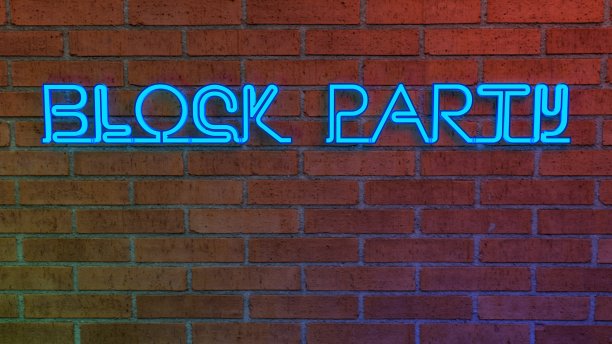 砖墙上的霓虹文字“街区派对”。3 d渲染。图片下载