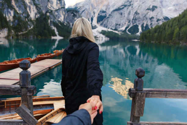 跟随我的照片在美丽的风景布雷斯湖(布雷斯湖)，浪漫的地方，有木桥和船在高山湖上，阿尔卑斯山山脉，意大利，欧洲白云石图片下载