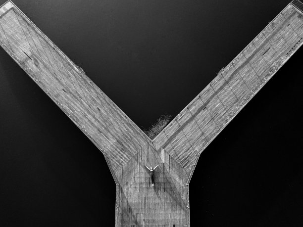 Y码头上女性的空中概念视图图片下载