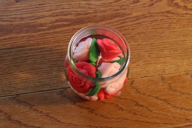 木质表面上的花烛图片下载