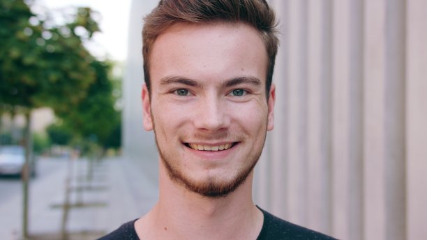 在镇上微笑的红头发胡子男人图片下载