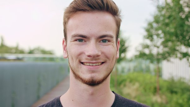 在镇上微笑的红头发胡子男人图片下载