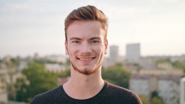 在镇上微笑的红头发胡子男人图片下载