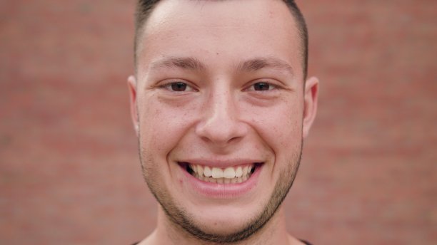 一个黑发男子与胡子微笑的特写图片下载