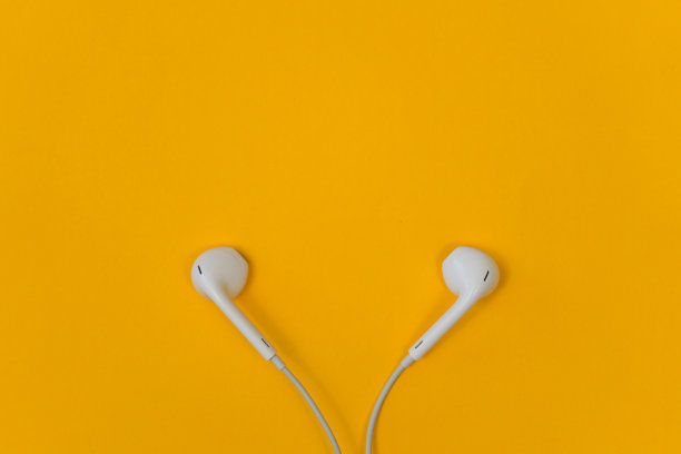 黄色背景上的耳机图片下载