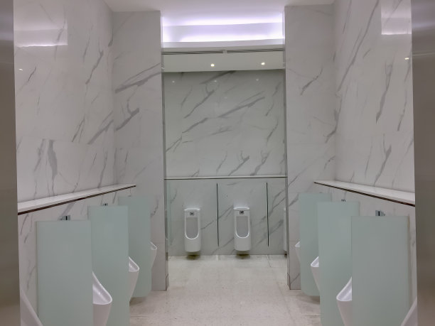 白色马桶小便器在现代厕所，新的厕所与大理石风格图片下载