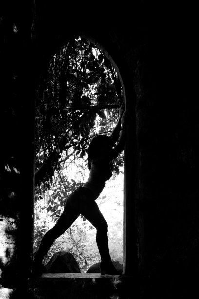 一个年轻女人的身影图片下载