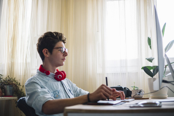 年轻的男孩，平面设计师的工作图片下载