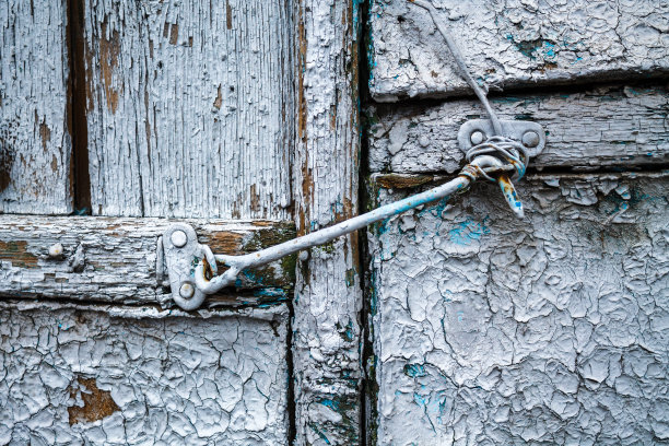 旧木门上的铁钩图片下载