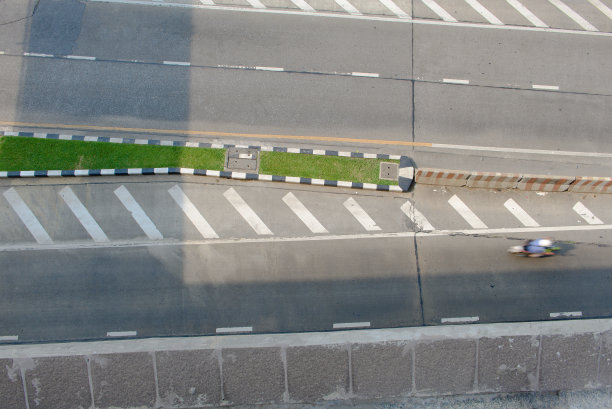 高角度的道路与交通车道分隔图片下载