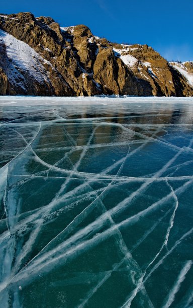 贝加尔湖透明冰的独特之美。图片下载