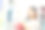 一个亚洲女人从图书馆的书架上挑选一本书。图片下载
