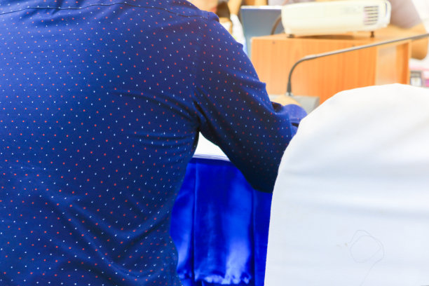 近商人在室内会议室里坐在教育研讨会、培训会议的椅子上图片下载