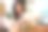 积极的年轻混血女士卷发坐在桌子上，向朋友展示智能手机上的照片，而他们在咖啡馆讨论生活事件图片下载