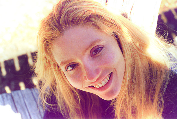 金发女孩对着镜头微笑图片下载