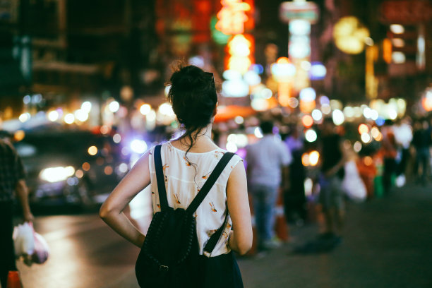 夜游曼谷的女游客图片下载