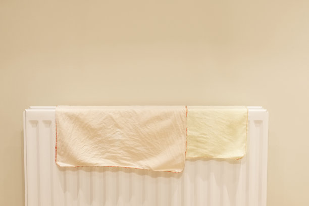 用毛巾在家里的暖气片上晾干图片下载