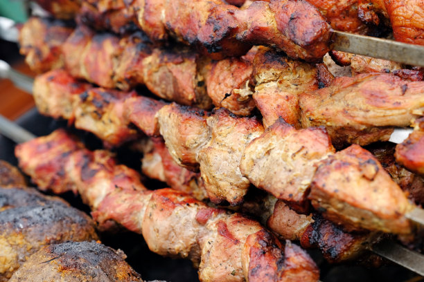 烤肉烤腌羊肉串。近距离烧烤食物照片图片下载