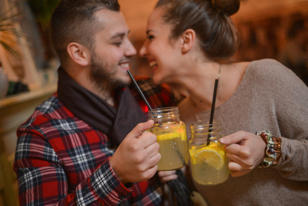 一个男孩和一个女孩在咖啡馆里图片下载