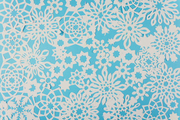 蓝色背景上的纸雪花。前视图。圣诞装饰图片下载